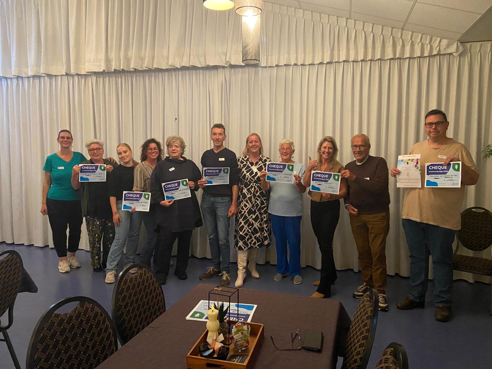 Uitreiking cheque inwonersbudget 2025