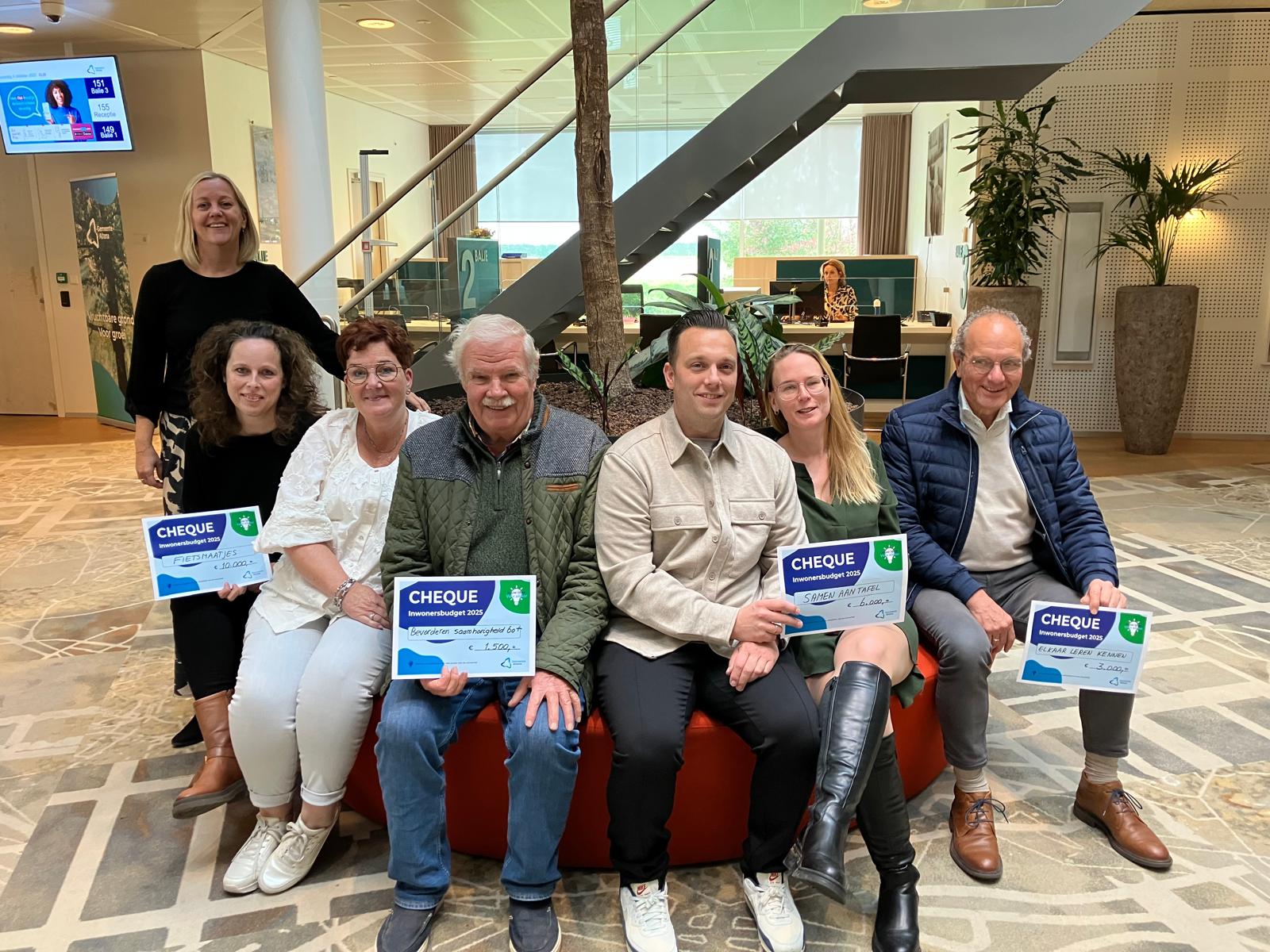 Uitreiking cheque inwonersbudget 2025