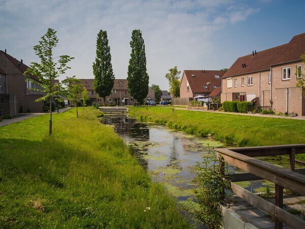 Groenstrook met water ertussen